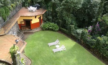 PROPIEDAD EN COLONIA DEL BOSQUE EN CUERNAVACA MORELOS CON JARDÍN PRIVADO Y VIGILANCIA
