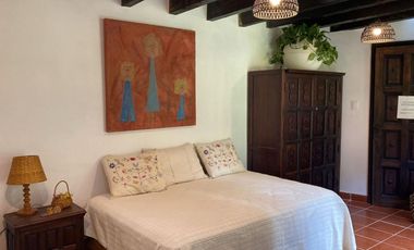 PROPIEDAD EN COLONIA DEL BOSQUE EN CUERNAVACA MORELOS CON JARDÍN PRIVADO Y VIGILANCIA