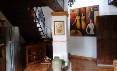 PROPIEDAD EN COLONIA DEL BOSQUE EN CUERNAVACA MORELOS CON JARDÍN PRIVADO Y VIGILANCIA