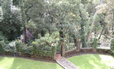 PROPIEDAD EN COLONIA DEL BOSQUE EN CUERNAVACA MORELOS CON JARDÍN PRIVADO Y VIGILANCIA