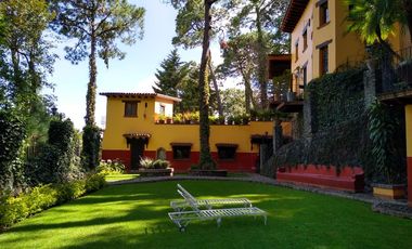 PROPIEDAD EN COLONIA DEL BOSQUE EN CUERNAVACA MORELOS CON JARDÍN PRIVADO Y VIGILANCIA