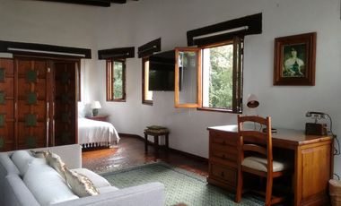 PROPIEDAD EN COLONIA DEL BOSQUE EN CUERNAVACA MORELOS CON JARDÍN PRIVADO Y VIGILANCIA