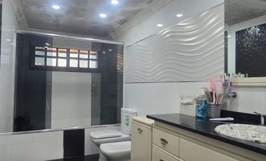 Excelente Casa 4 amb, Jardin,quincho, coch, Lanús.