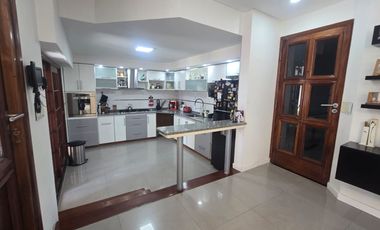 Excelente Casa 4 amb, Jardin,quincho, coch, Lanús.