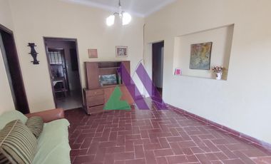 Casa 4 ambientes con patio y garaje