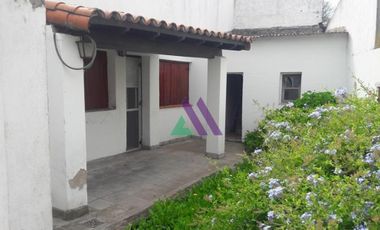 Casa 4 ambientes con patio y garaje