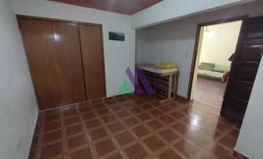 Casa 4 ambientes con patio y garaje