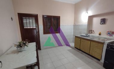 Casa 4 ambientes con patio y garaje
