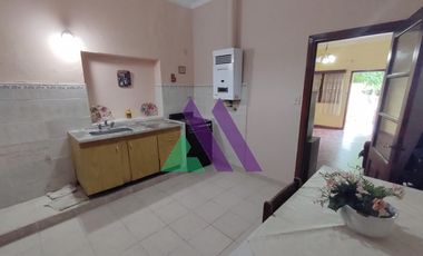 Casa 4 ambientes con patio y garaje