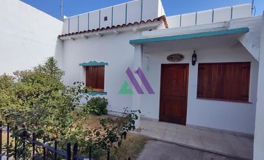 Casa 4 ambientes con patio y garaje