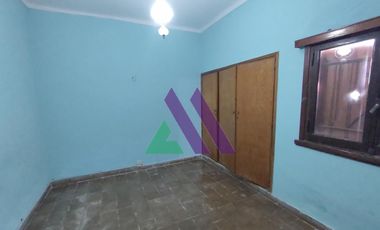 Casa 4 ambientes con patio y garaje