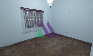Casa 4 ambientes con patio y garaje