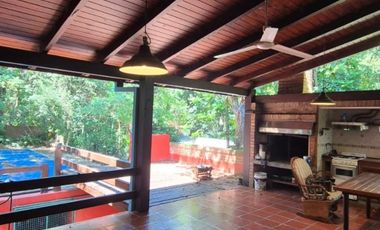 EXCLUSIVA CASA EN VENTA SOBRE CALLE BRASIL A PASOS DE LA COSTANERA DE LA CIUDAD.-