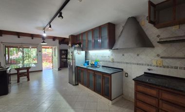 EXCLUSIVA CASA EN VENTA SOBRE CALLE BRASIL A PASOS DE LA COSTANERA DE LA CIUDAD.-