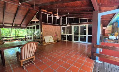EXCLUSIVA CASA EN VENTA SOBRE CALLE BRASIL A PASOS DE LA COSTANERA DE LA CIUDAD.-