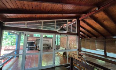 EXCLUSIVA CASA EN VENTA SOBRE CALLE BRASIL A PASOS DE LA COSTANERA DE LA CIUDAD.-
