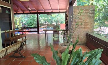 EXCLUSIVA CASA EN VENTA SOBRE CALLE BRASIL A PASOS DE LA COSTANERA DE LA CIUDAD.-