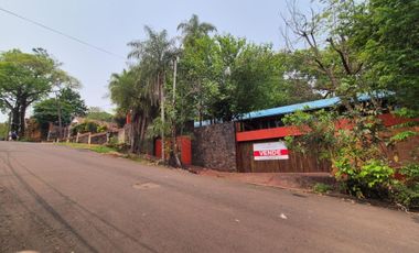 EXCLUSIVA CASA EN VENTA SOBRE CALLE BRASIL A PASOS DE LA COSTANERA DE LA CIUDAD.-
