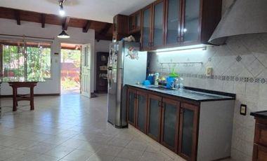 EXCLUSIVA CASA EN VENTA SOBRE CALLE BRASIL A PASOS DE LA COSTANERA DE LA CIUDAD.-