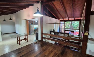 EXCLUSIVA CASA EN VENTA SOBRE CALLE BRASIL A PASOS DE LA COSTANERA DE LA CIUDAD.-