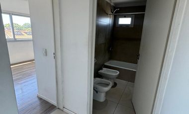 DEPARTAMENTO DE 2 AMBIENTES C COCHERA EN BANFIELD.