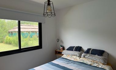 Excelente casa en barrio cerrado con pileta, quincho y parrilla. Toda amoblada