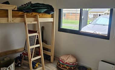 Excelente casa en barrio cerrado con pileta, quincho y parrilla. Toda amoblada