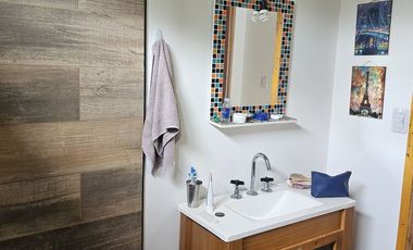 Excelente casa en barrio cerrado con pileta, quincho y parrilla. Toda amoblada