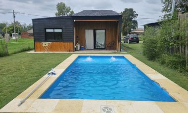 Excelente casa en barrio cerrado con pileta, quincho y parrilla. Toda amoblada