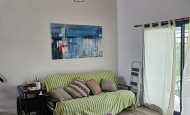 Excelente casa en barrio cerrado con pileta, quincho y parrilla. Toda amoblada