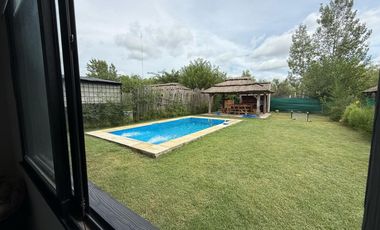 Excelente casa en barrio cerrado con pileta, quincho y parrilla. Toda amoblada