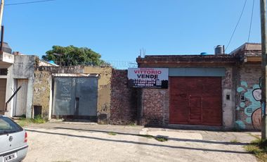 VENTA - LOTE CON MEJORAS - MORON