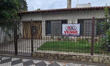 VENTA DE CASA 4 AMBIENTES CON COCHERA - MONTE GRANDE - FONDO LIBRE