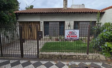 VENTA DE CASA 4 AMBIENTES CON COCHERA - MONTE GRANDE - FONDO LIBRE