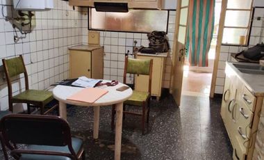 VENTA DE CASA 4 AMBIENTES CON COCHERA - MONTE GRANDE - FONDO LIBRE