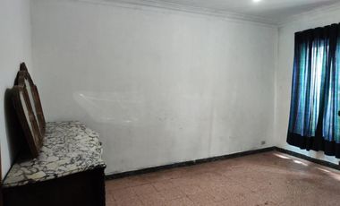 VENTA DE CASA 4 AMBIENTES CON COCHERA - MONTE GRANDE - FONDO LIBRE