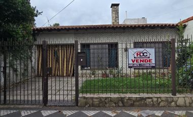 VENTA DE CASA 4 AMBIENTES CON COCHERA - MONTE GRANDE - FONDO LIBRE