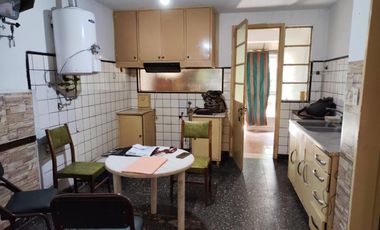 VENTA DE CASA 4 AMBIENTES CON COCHERA - MONTE GRANDE - FONDO LIBRE