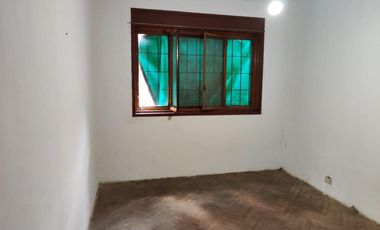 VENTA DE CASA 4 AMBIENTES CON COCHERA - MONTE GRANDE - FONDO LIBRE