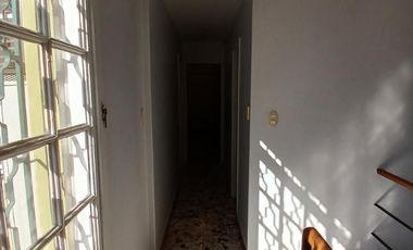 CHALET SOBRE INMENSO LOTE DE 9,02 X 42,70 SON 6 AMBIENTES CON PARQUE PISCNA Y QUINCHO CON SUM Y DEP.