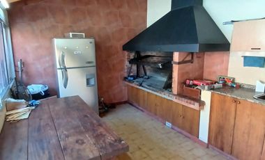 CHALET SOBRE INMENSO LOTE DE 9,02 X 42,70 SON 6 AMBIENTES CON PARQUE PISCNA Y QUINCHO CON SUM Y DEP.