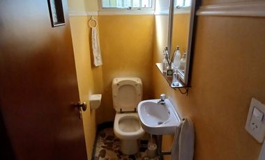 CHALET SOBRE INMENSO LOTE DE 9,02 X 42,70 SON 6 AMBIENTES CON PARQUE PISCNA Y QUINCHO CON SUM Y DEP.