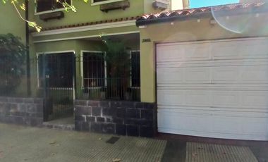 CHALET SOBRE INMENSO LOTE DE 9,02 X 42,70 SON 6 AMBIENTES CON PARQUE PISCNA Y QUINCHO CON SUM Y DEP.