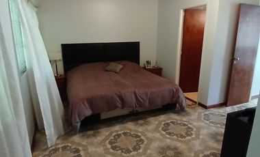 CHALET SOBRE INMENSO LOTE DE 9,02 X 42,70 SON 6 AMBIENTES CON PARQUE PISCNA Y QUINCHO CON SUM Y DEP.