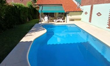 CHALET SOBRE INMENSO LOTE DE 9,02 X 42,70 SON 6 AMBIENTES CON PARQUE PISCNA Y QUINCHO CON SUM Y DEP.