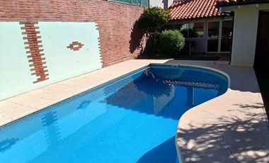 CHALET SOBRE INMENSO LOTE DE 9,02 X 42,70 SON 6 AMBIENTES CON PARQUE PISCNA Y QUINCHO CON SUM Y DEP.