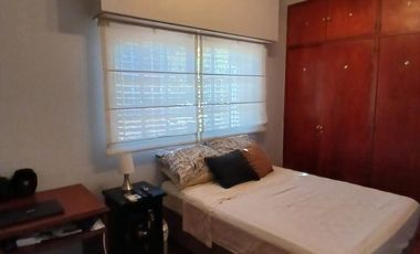 CHALET SOBRE INMENSO LOTE DE 9,02 X 42,70 SON 6 AMBIENTES CON PARQUE PISCNA Y QUINCHO CON SUM Y DEP.