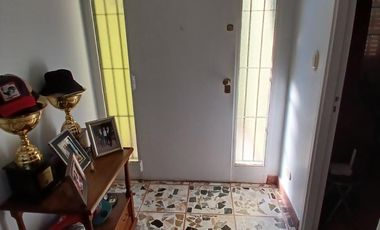 CHALET SOBRE INMENSO LOTE DE 9,02 X 42,70 SON 6 AMBIENTES CON PARQUE PISCNA Y QUINCHO CON SUM Y DEP.