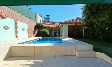 CHALET SOBRE INMENSO LOTE DE 9,02 X 42,70 SON 6 AMBIENTES CON PARQUE PISCNA Y QUINCHO CON SUM Y DEP.