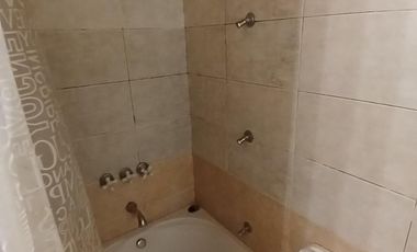 CHALET SOBRE INMENSO LOTE DE 9,02 X 42,70 SON 6 AMBIENTES CON PARQUE PISCNA Y QUINCHO CON SUM Y DEP.